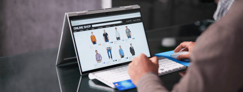 Experiência imersiva no e-commerce - pessoal com olhando para o notebook Experiência imersiva no e-commerce - pessoal com olhando para o notebook