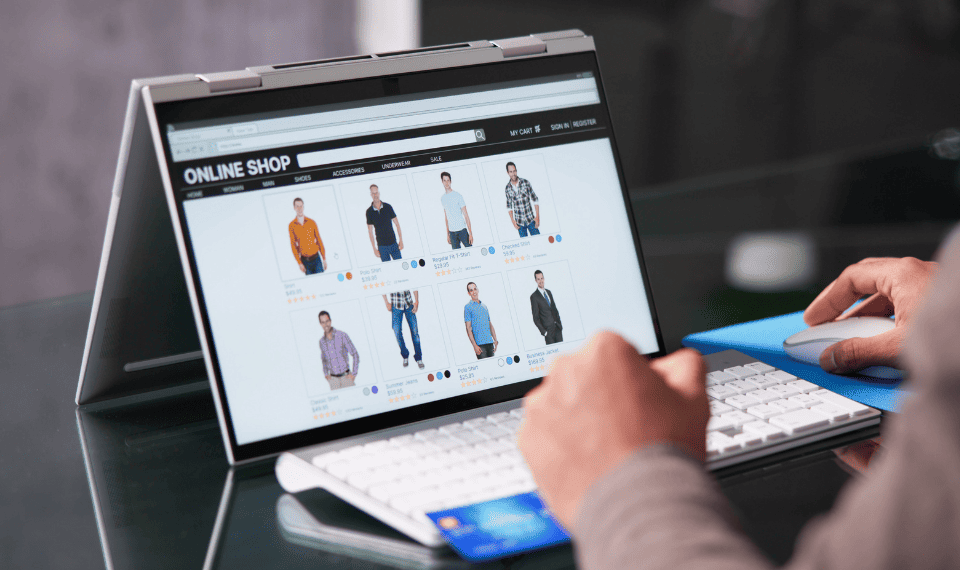 Experiência imersiva no e-commerce - pessoal com olhando para o notebook