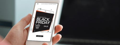 Pessoa segurando um celular com onde na tela está escrito black friday