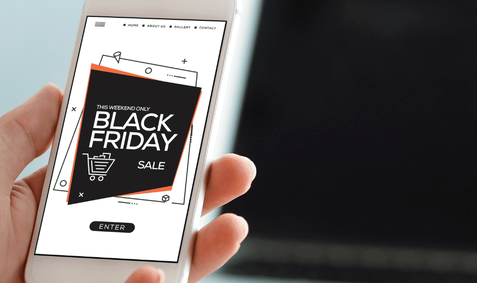 Pessoa segurando um celular com onde na tela está escrito black friday